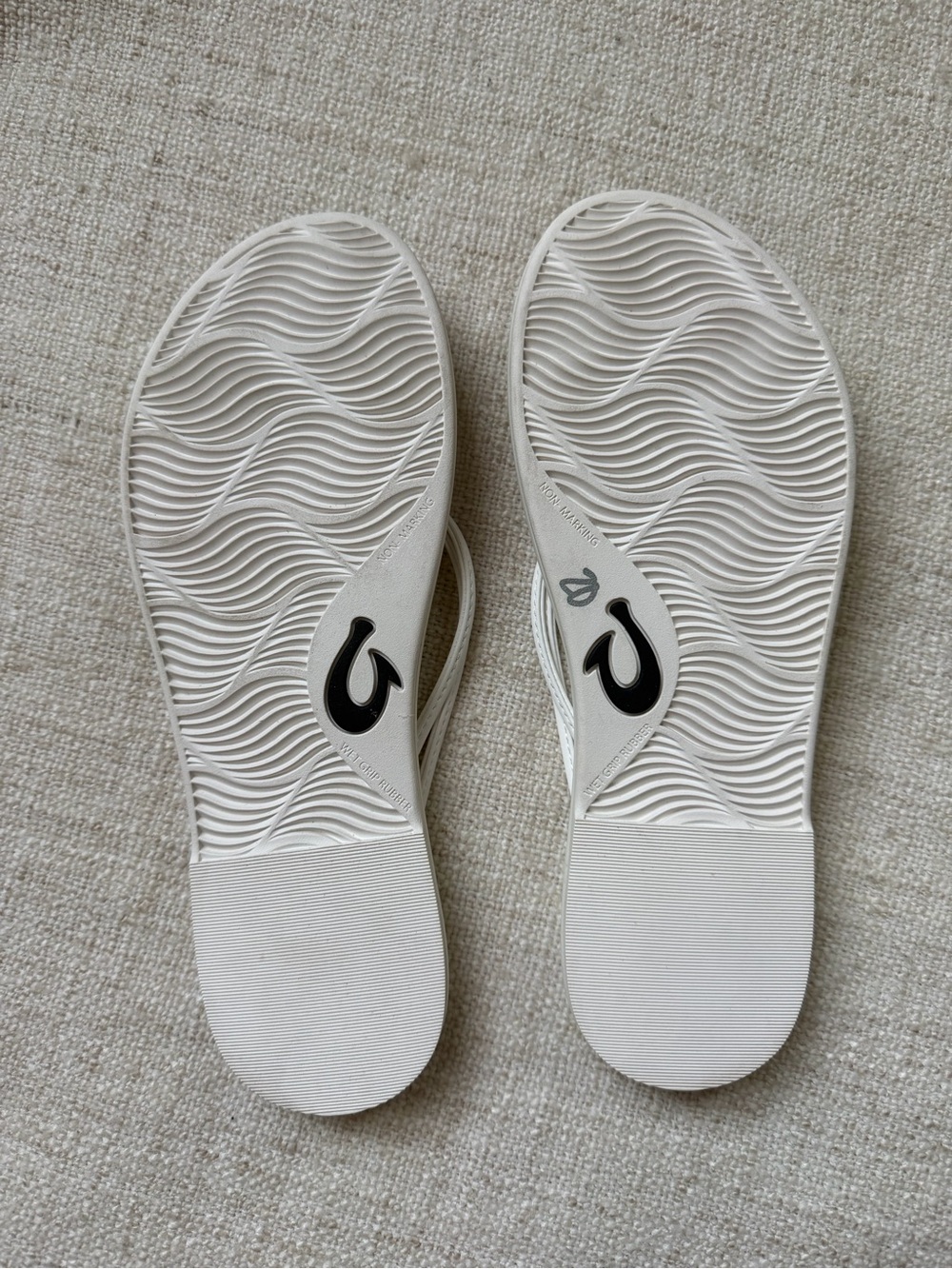 OluKai White Comfort Flip Flop Sandals Size 8/8.5 - Picture 2 of 4